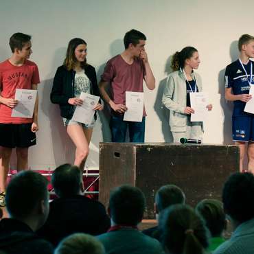 Die 10 schnellsten Läufer-/innen durften direkt auf die Bühne. Die schnellsten 6 haben sogar eine Medaille bekommen.