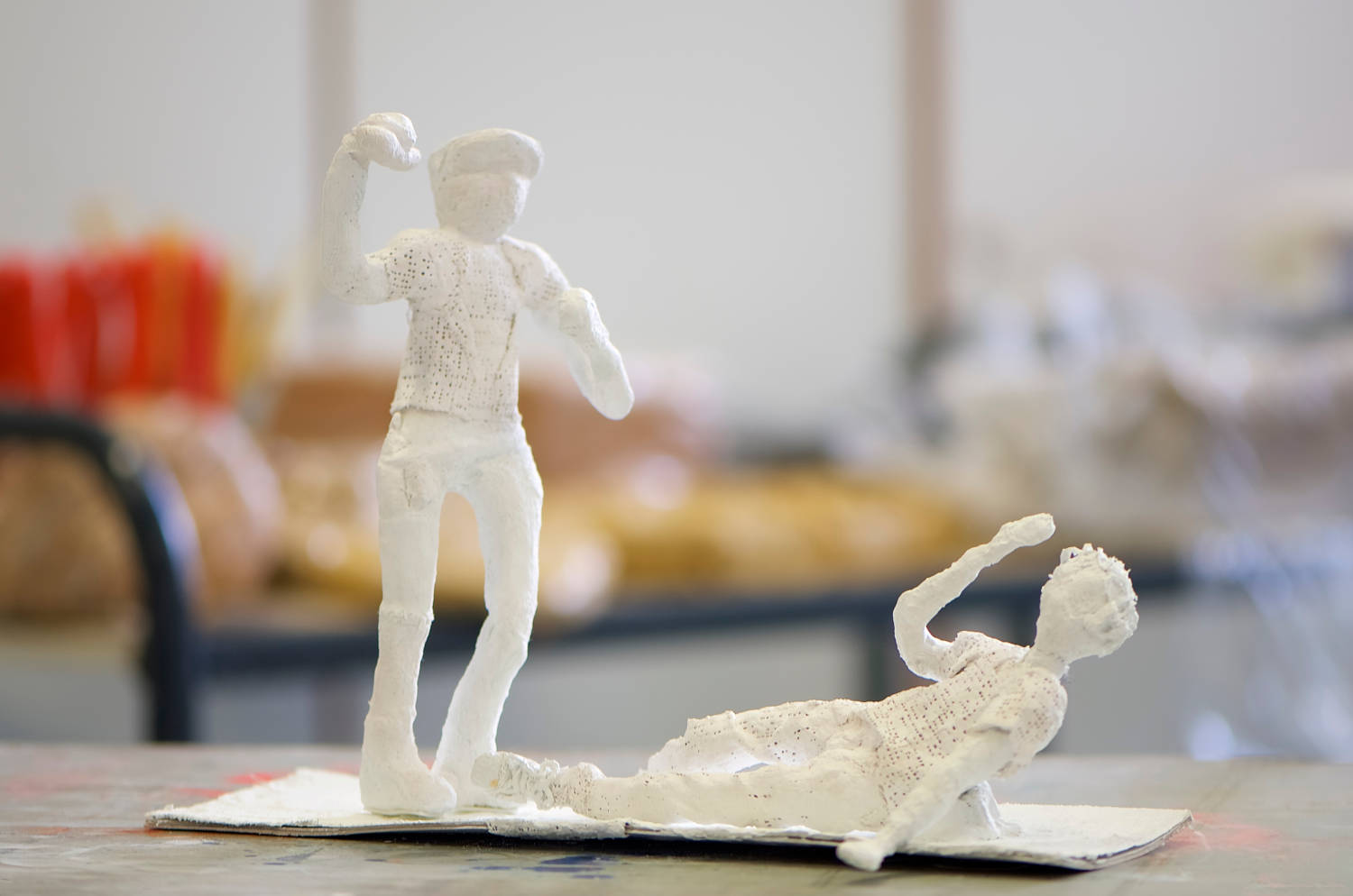 Schülerprojekte_Gips14 Isabell Vorwerk und Sara Kammer - "Polizeigewalt"