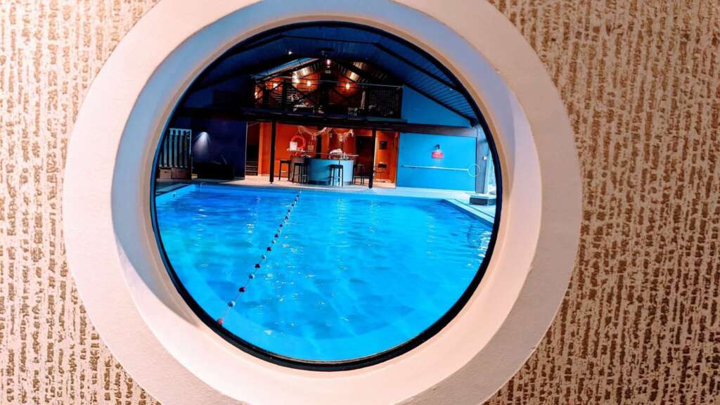 30716572-das-schwimmbad-des-eurostrand-resorts-ist-zweimal-woechentlich-trainingsstaette-fuer-die-kinder-2eMH