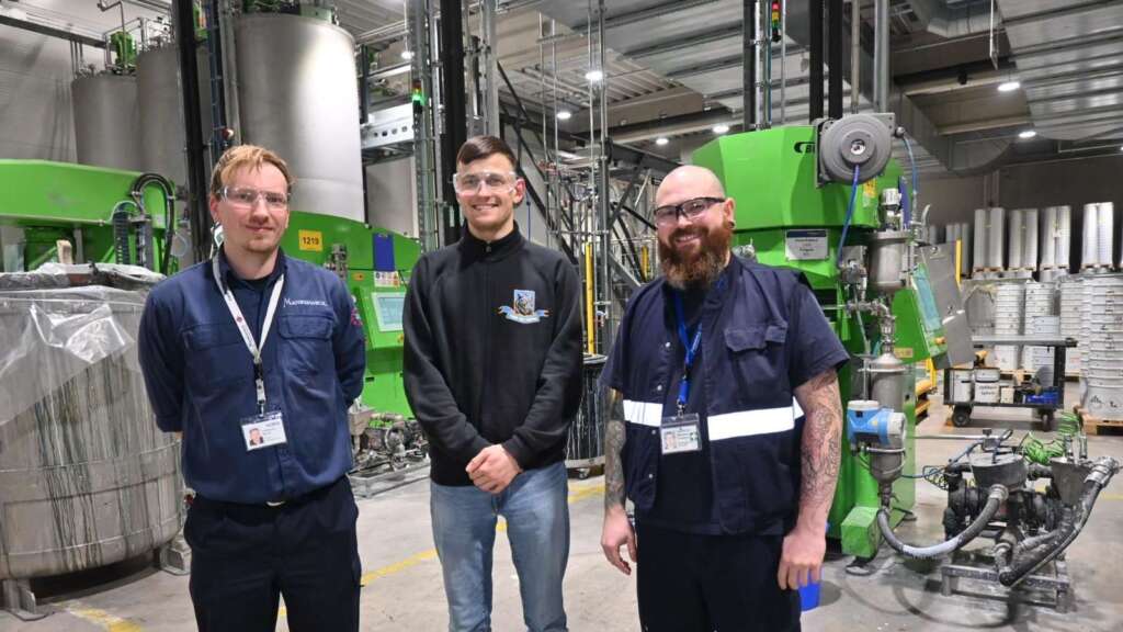 33244943-hanno-feustel-mitte-ist-landesbester-chemie-azubi-28ehTbnXAGMH