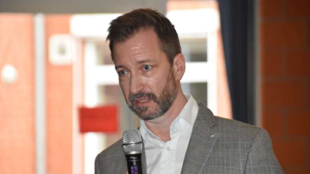 33291010-rene-borbonus-spricht-an-der-fintauschule-ueber-respekt-und-gefuehle-2kwAwGdd5MMH